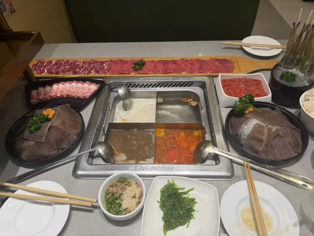 四宫格火锅和肉类拼盘